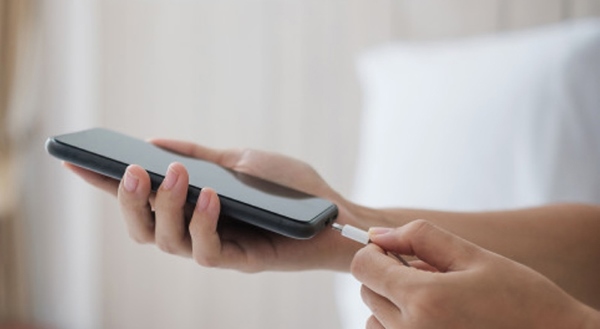 Chân sạc có cấu tạo khá nhỏ, khả năng chịu lực của nó tương đối kém.