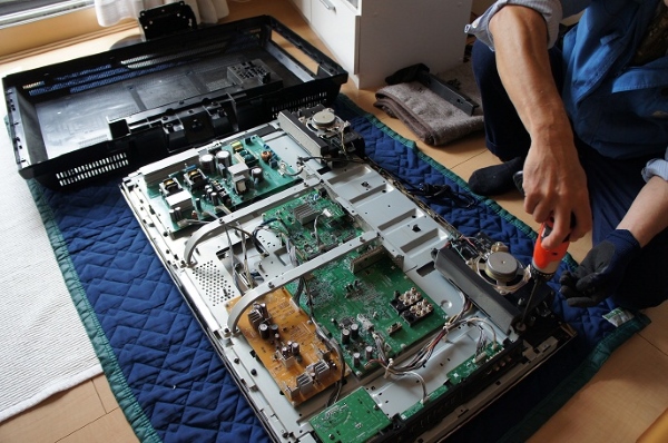 Màn hình tivi tối đen nhưng vẫn có tiếng