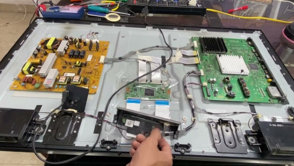 Màn hình tivi tối đen nhưng vẫn có tiếng