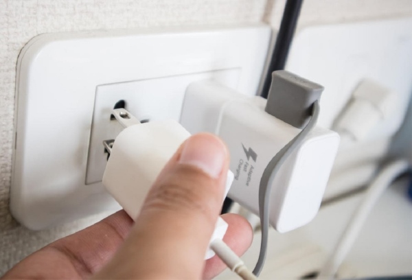 Bộ sạc vẫn liên tục tiêu thụ điện năng nếu được cắm vào ổ điện.