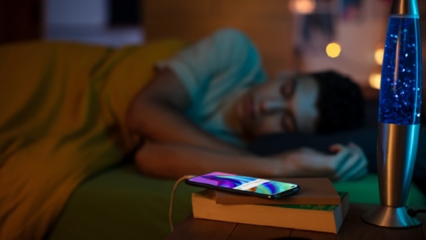 Có nên sạc điện thoại đến 100 không?