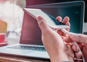 Hướng dẫn cách sạc điện thoại bằng laptop kéo dài tuổi thọ pin và máy