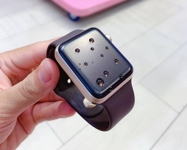 Có nên dán màn hình Apple Watch không?