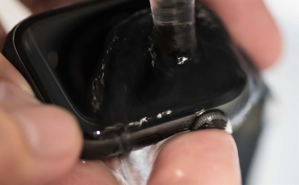 Có nên dán màn hình Apple Watch không?