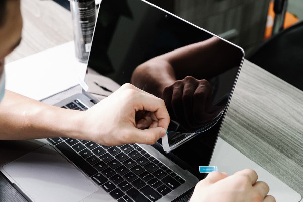 Có nên dán màn hình MacBook