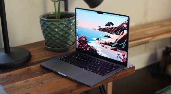 Có nên dán màn hình MacBook