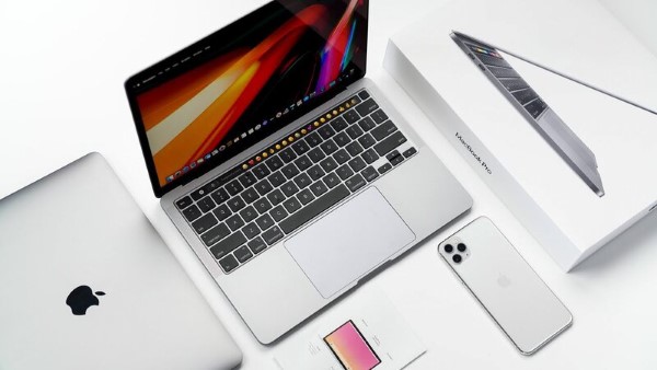 Có nên dán màn hình MacBook