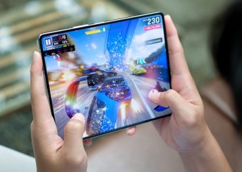 Không những đa nhiệm công việc tốt, mà chiến game trên Galaxy Z Fold5 cũng rất cừ