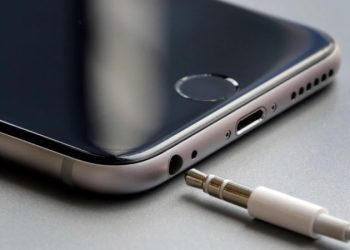 Hướng dẫn cách kết nối tai nghe có dây với điện thoại