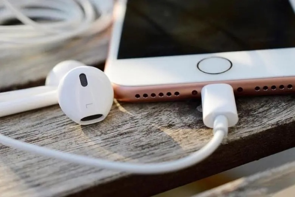 Cách kết nối tai nghe có dây với điện thoại