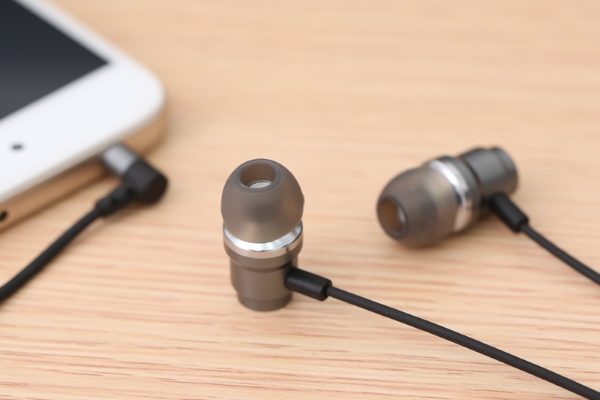 Cách kết nối tai nghe có dây với điện thoại