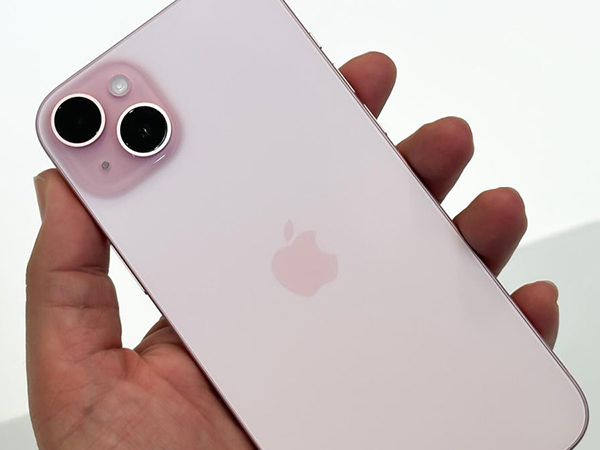 Ảnh thực tế iPhone 15 màu Hồng