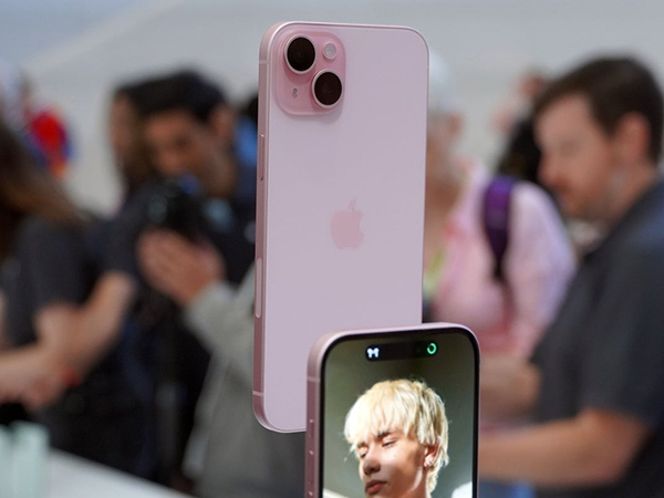 Cận cảnh màu Hồng nhìn từ phía mặt lưng của iPhone 15 tiêu chuẩn và iPhone 15 Plus