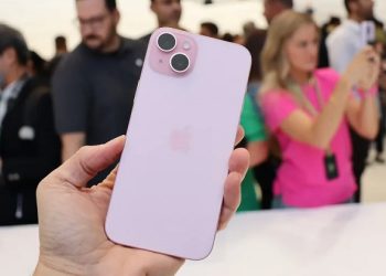 iPhone 15 màu hồng hấp dẫn cỡ nào “hớp hồn” phái đẹp?