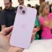 iPhone 15 màu hồng hấp dẫn cỡ nào “hớp hồn” phái đẹp?