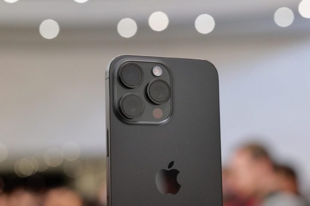 Màu Titan Đen trên iPhone 15 Pro Max mang sắc thái đơn giản nhưng vô cùng sang trọng