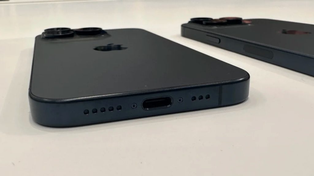 Cổng USB-C trên iPhone 15 Pro Đen