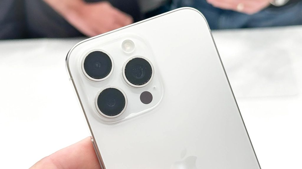 Camera của iPhone 15 Pro Max có khả năng zoom đến 5x