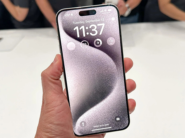 Nhìn từ mặt trước cho thấy viền màn hình iPhone 15 Pro Max siêu mỏng