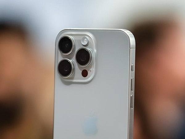 Ngôn ngữ thiết kế cao cấp của điện thoại iPhone 15 Pro Titan Trắng