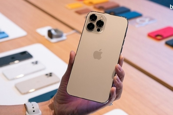 iPhone 12 Pro Max với camera zoom 4x, LiDAR.