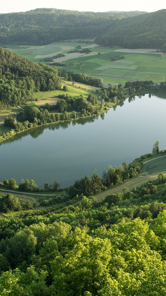 Hình nền khung cảnh sông nước êm đềm, bình yên