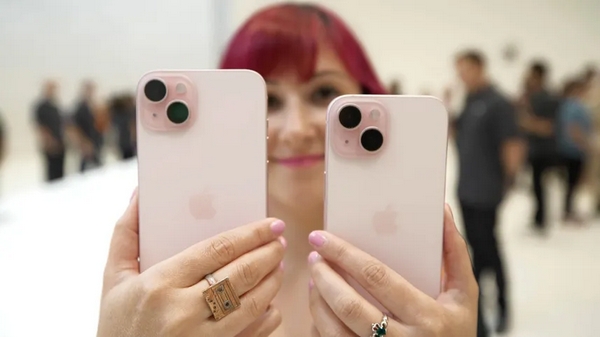 Kích thước tổng thể của iPhone 15 Plus (trái) to hơn so với iPhone 15 (phải)