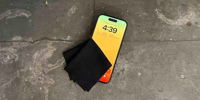 Sử dụng miếng vải sợi nhỏ và sạch để lau iPhone 15 Pro 
