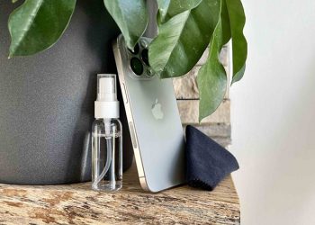 iPhone 15 Pro Titan và cách vệ sinh đúng cách