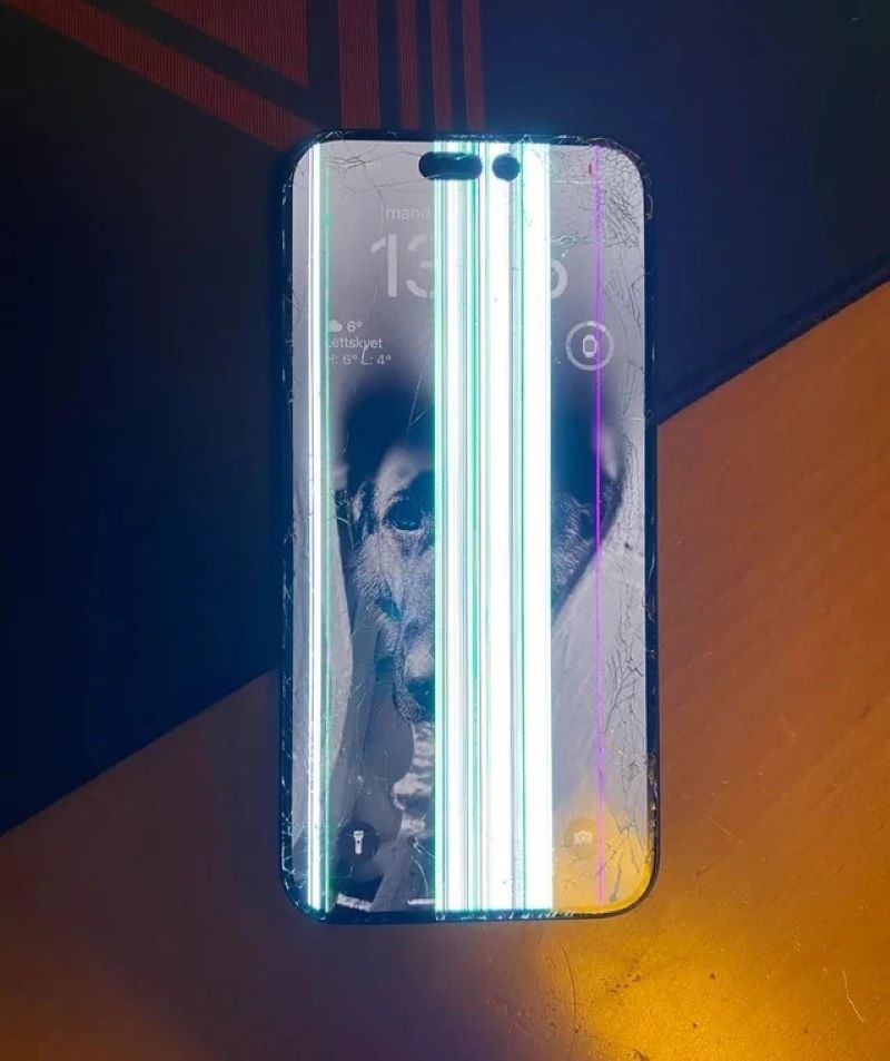 Chiếc iPhone 15 Pro Max bị xe RV cán qua nhưng vẫn hoạt động