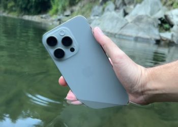 iPhone 15 Pro Max chạm vào nước