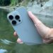 iPhone 15 Pro Max chạm vào nước