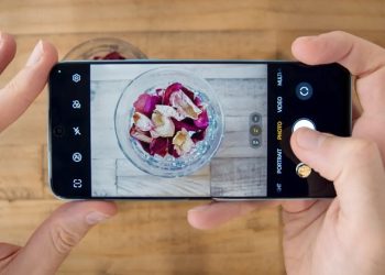 Trên tay HONOR 90 Lite: Camera khủng, thiết kế lạ mắt, giá cả phải chăng