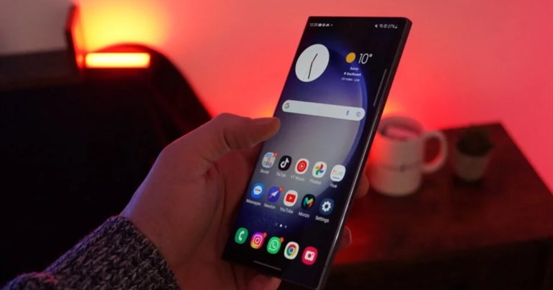 Độ sáng màn hình của Galaxy S24 Ultra có thể đạt tới 2600 nits, hiển thị rõ nét ở nhiều điều kiện ánh sáng
