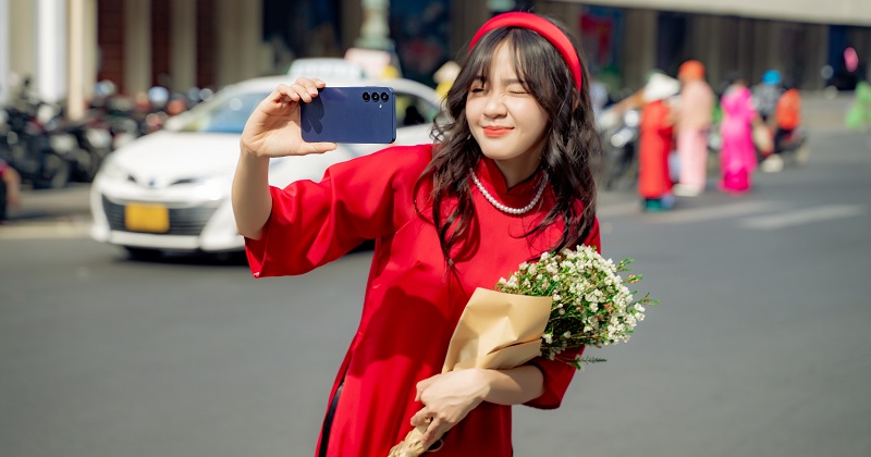 Chụp ảnh Tết cực xịn, bỏ túi những mẹo pose dáng với Galaxy A25 5G