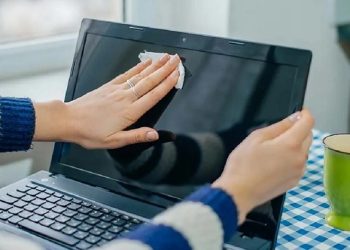 Màn hình laptop bị ẩm do đâu? Cách khắc phục thế nào?