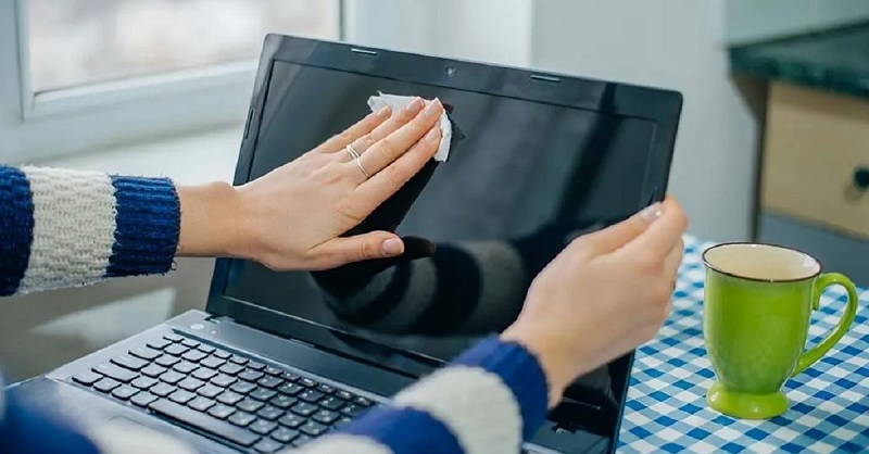 Màn hình laptop bị ẩm do đâu? Cách khắc phục thế nào?