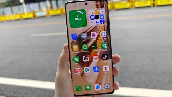OPPO Reno12 Pro+ có màn hình hiển thị rộng rãi và sắc nét.