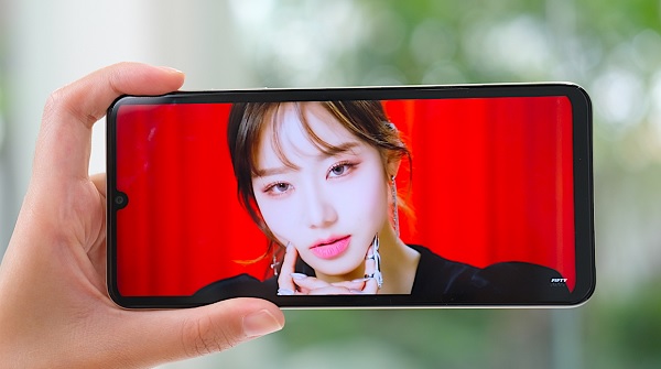 A person holding a cell phone
Description automatically generated