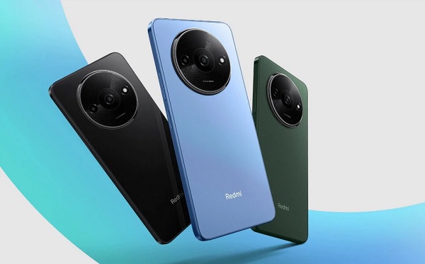 A hand holding a camera

Description automatically generated