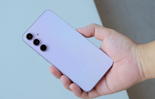 A hand holding a group of cell phones

Description automatically generated