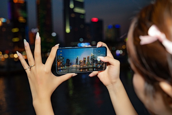 A close up of a cell phone

Description automatically generated