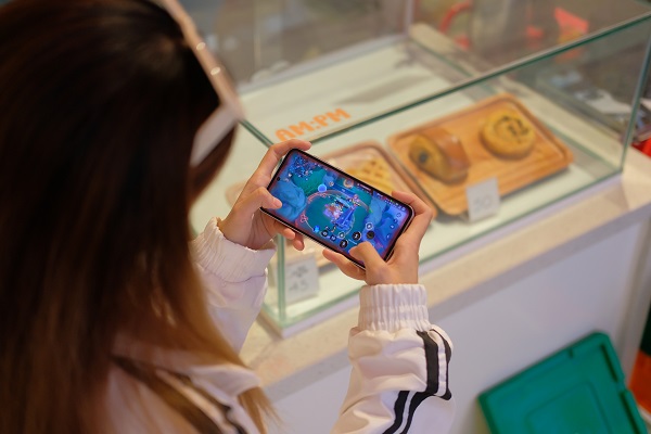 A person playing video games

Description automatically generated