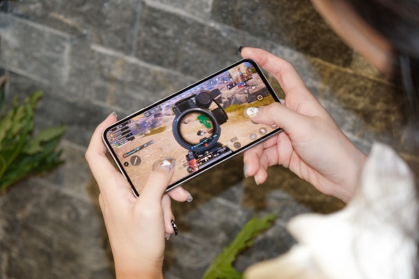 A hand holding a cell phone

Description automatically generated