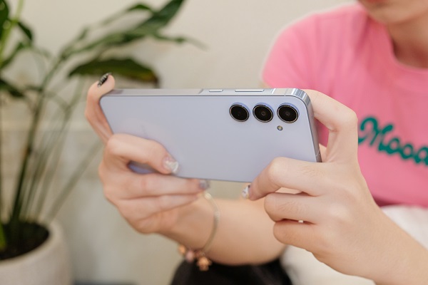 A person holding a cell phone

Description automatically generated