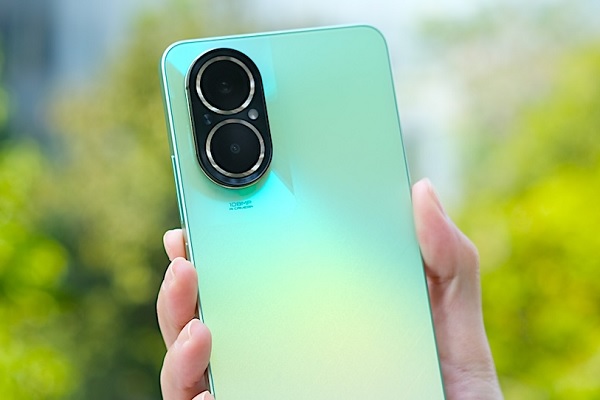 A collage of a cell phone

Description automatically generated