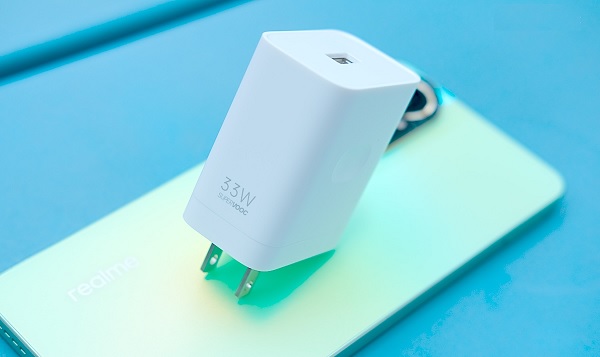 A hand holding a cell phone

Description automatically generated