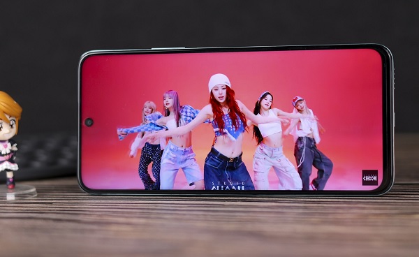 A person holding a cell phone
Description automatically generated