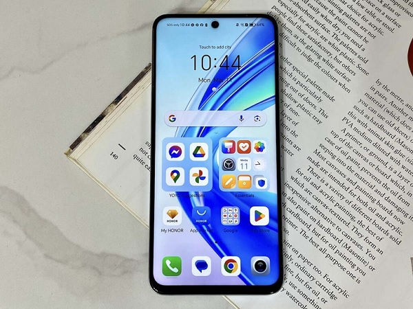 A cellphone on a white surface
Description automatically generated