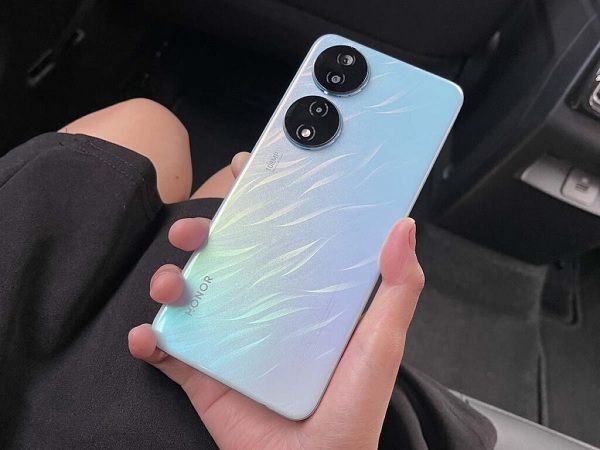 A person holding a cell phone
Description automatically generated